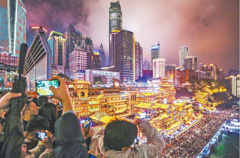In Hongyadong Scenic Area, Yuzhong District, tourists shoot beautiful scenery on Qiansimen Bridge. (Photo taken on February 15) Reporter Yin Shiyu Photo/Visual Chongqing